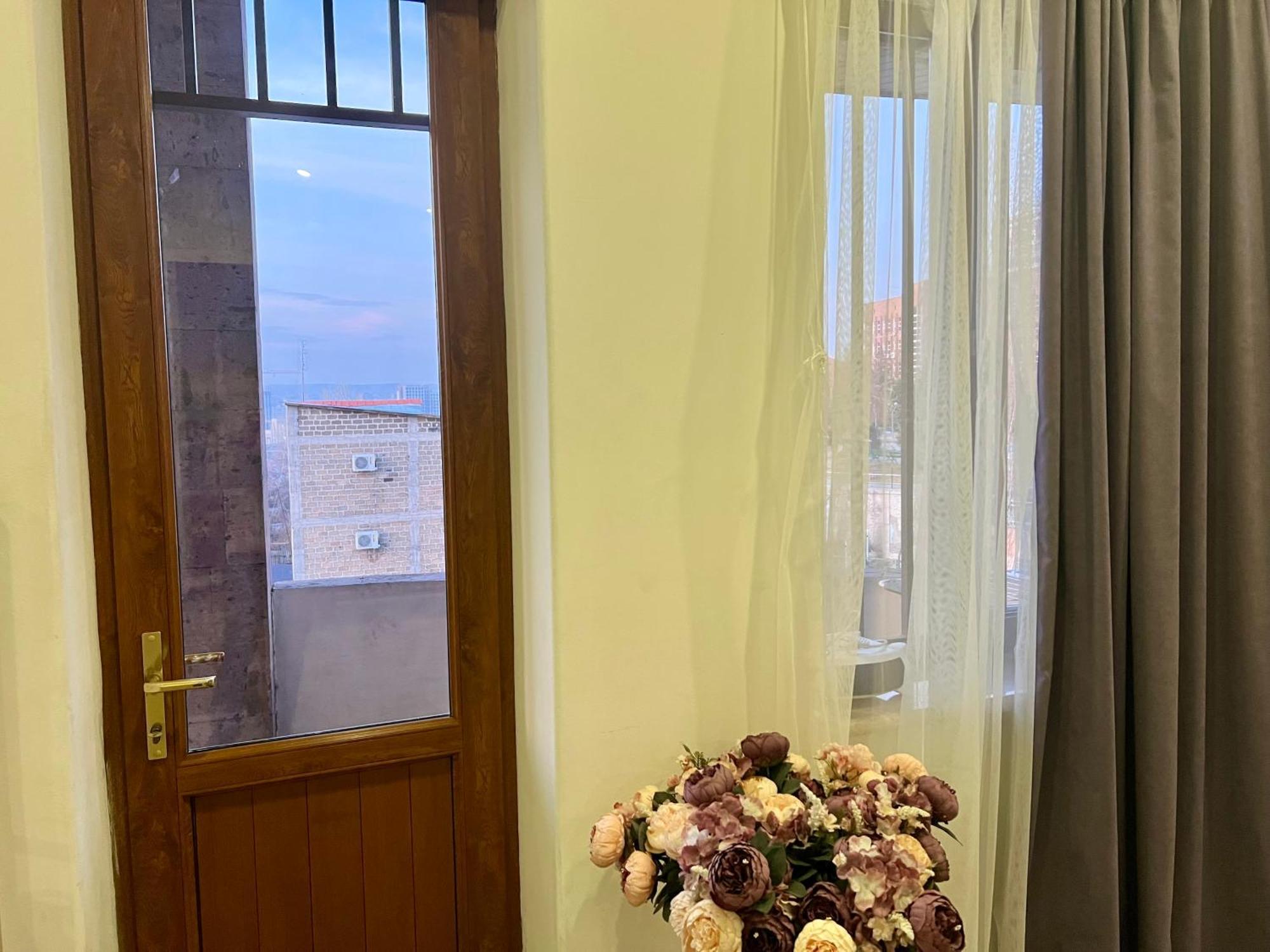 Family Hotel Ереван Экстерьер фото